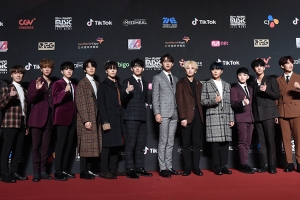 [2018 MAMA] 세븐틴, ‘에이틴’으로 OST상 “우지·범주형이 좋은 곡 써준 덕”