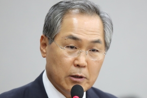 ‘취업청탁 의혹’ 우윤근 무혐의…檢 “고소인 주장하는 공채일정이 달라”