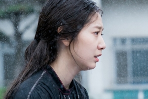 ‘알함브라’ 현빈X박신혜, 본격 로맨스 시작? 빗속의 투샷 ‘애틋 눈빛’
