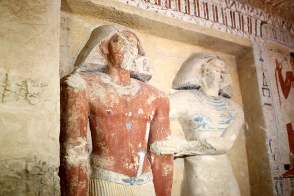 이집트 사카라서 4천400년 전 고대무덤 발견…조각·그림 생생