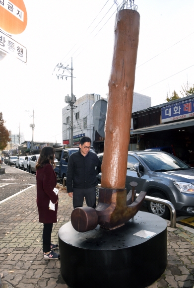 문래동 예술촌 입구에는 대형 망치가 못을 뽑는 형상의 설치물이 놓여 있다.  