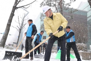 출근길 직접 눈 치우는 관악구청장 “민간 제설반으로 고용 창출”