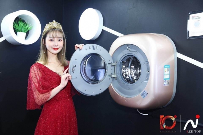 2018 중국 ‘훙딩장’ 수상식장에서 대우전자 벽걸이 드럼세탁기 ‘미니’를 소개하는 모델. LG전자 제공 