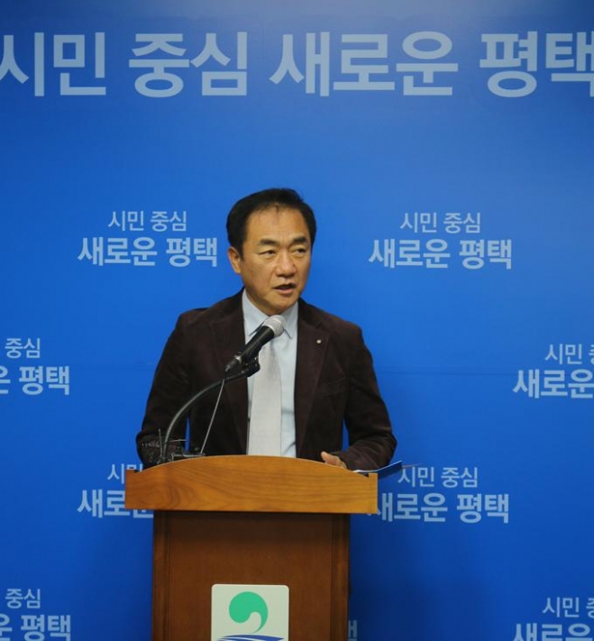 정장선 평택시장이 17일 시청 브리핑룸에서 미세먼지 차단을 위한 나무 식재 계획을 밝히고 있다. 평택시 제공 