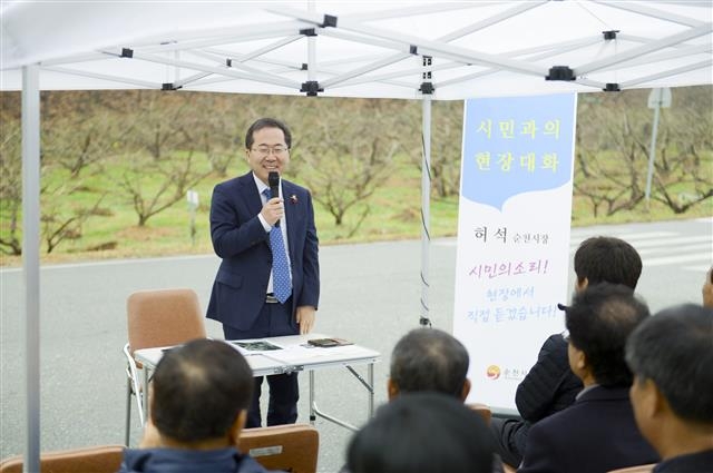 월등면 주민들과 간담회를 하는 허 시장. 허 시장은 민원 현장을 직접 보기 위해 일주일에 한두 번 주민들과 현장 대화를 한다.  순천시 제공