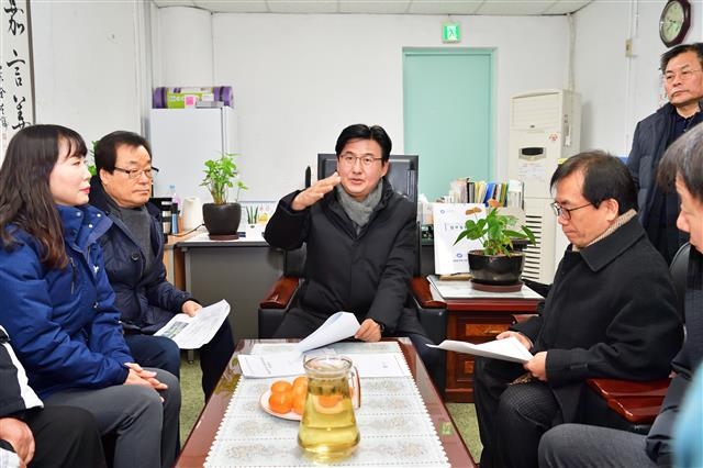 박성수(가운데) 송파구청장이 지난 13일 잠실새내역에서 열린 주민 간담회에서 역사 리모델링 방향에 대해 얘기하고 있다.  송파구 제공