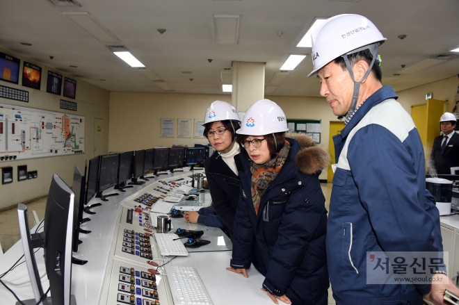은수미 시장이 17일 오후 태평동 성남시의료원 공사현장을 찾아 건립 현황을 점검하고 있다. 2018.12.18. 성남시 제공.