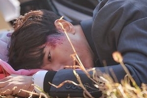 박재민‘계룡선녀전’ 윤현민, 차량 전복 사고 ‘피투성이 실신’ 포착