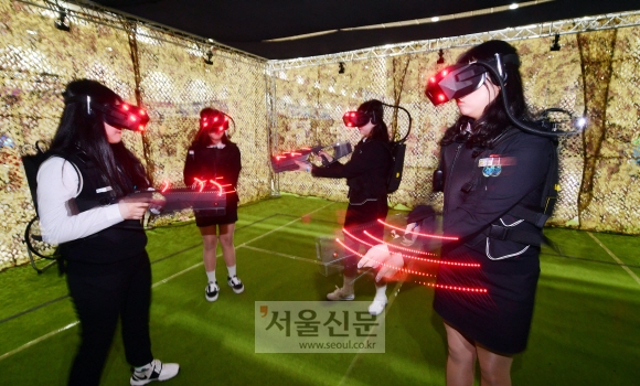 18일 서울 강남구 코엑스에서 열린 ‘VR 엑스포 2018’에서 관람객들이  VR게임을 체험하고 있다.  2018. 12. 18. 정연호 기자 tpgod@seoul.co.kr