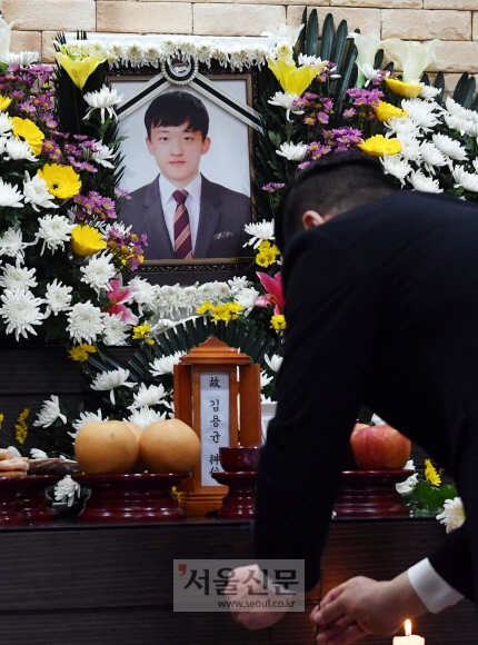 18일 충남 태안군 태안의료원에 태안화력 9·10호기에서 운송설비점검을 하다 숨진 김용균씨의 빈소가 마련돼 있다.2018. 12. 18.  박윤슬 기자 seul@seoul.co.kr