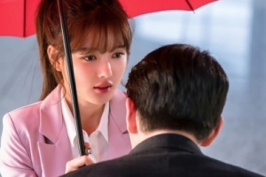‘일단 뜨겁게 청소하라’ 윤균상♥김유정, 우산 속 심쿵 허그 포착