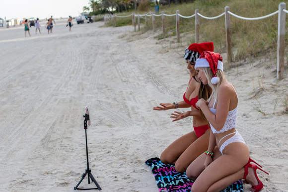 클라우디아 로마니와 제시카 에드스트롬이 17일(현지시간) 미국 마이애미 해변에서 크리스마스 테마로 사진 찍는 모습이 미국 연예매체 스플래쉬닷컴에 포착됐다.<br>사진=TOPIC / SPLASH NEWS(www.topicimages.com)