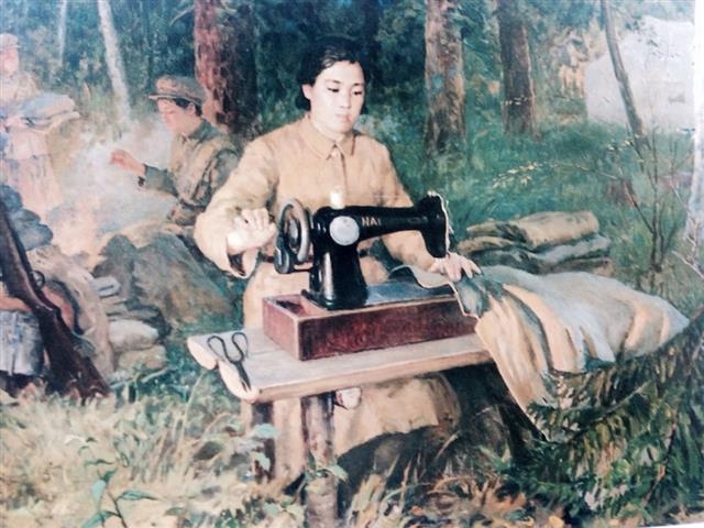 전쟁터에서 재봉틀로 군복을 만드는 김정일의 어머니 김정숙을 묘사한 그림.  자료 문화과학사