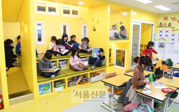 봉천초 1학년 3반 학생들이 쉬는 시간에 교실 한켠에 마련된 놀이공간에 앉아 자유롭게 책을 보거나 친구들과 장난을 치고 있다. 놀이공간 왼쪽에는 작은 미끄럼틀도 마련돼 있어 교실 안에서도 활동적인 놀이가 가능했다. 김명국 선임기자 daunso@seoul.co.kr