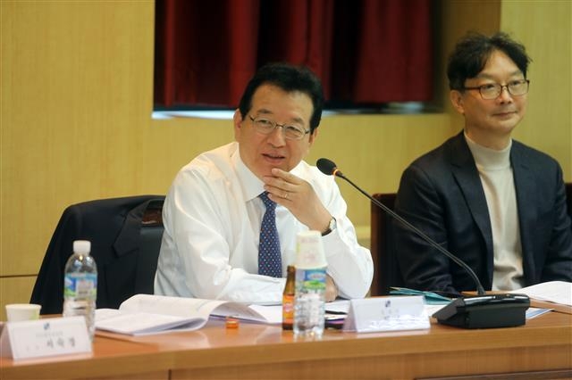 정순균 서울 강남구청장이 지역 의료기관 관계자들을 비롯해 구청 직원 등과 함께 강남구 의료관광 활성화 방안에 대해 논의하고 있다.  강남구 제공