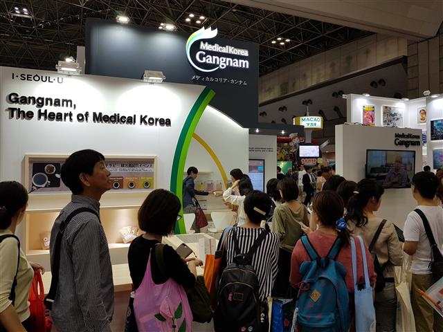 지난 9월 일본 ‘도쿄 관광박람회’에 설치된 ‘강남구 의료관광 홍보관’을 찾은 일본인들이 강남구의 다양한 의료 서비스를 체험하고 있다.  강남구 제공
