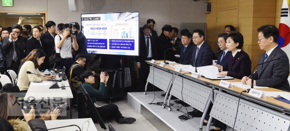 김현미(오른쪽 두 번째) 국토교통부 장관이 19일 정부서울청사에서 수도권 3기 신도시 입지와 2기 신도시 광역교통대책을 발표한 뒤 기자들의 질문에 답변하고 있다.  정연호 기자 tpgod@seoul.co.kr