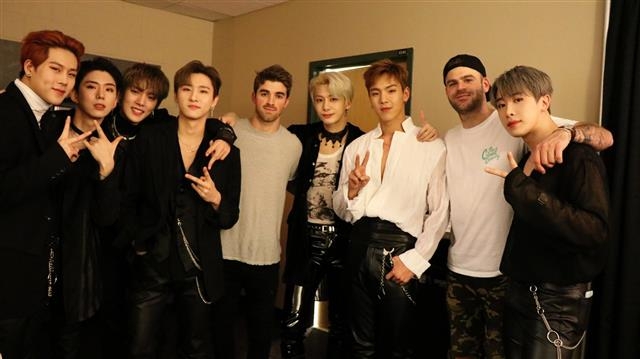 체인스모커스(가운데·오른쪽 두 번째)와 협연한 몬스타엑스