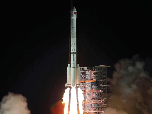 지난 8일 중국 쓰촨성 시창위성발사센터에서 달탐사선 ‘창어 4호’가 발사됐다. 창어 4호는 인류 최초로 우리가 볼 수 없는 달 뒷면에 착륙해 탐사한다. AP 연합뉴스