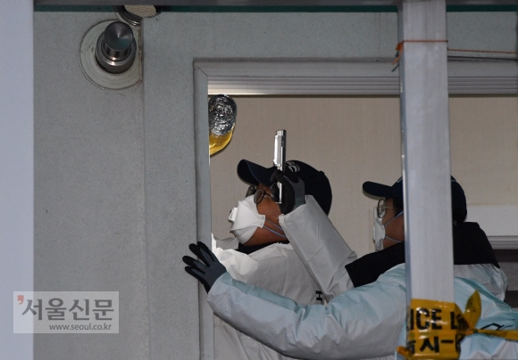 19일 강원도 강릉 사고가 발생한 펜션에서 과학수사대원이 사고원인으로 지목된 보일러를 살펴보고 있다. 2018.12.19  박지환 기자 popocar@seoul.co.kr
