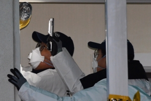 [서울포토] 사고원인 지목 보일러 연통 살펴보는 수사대원들