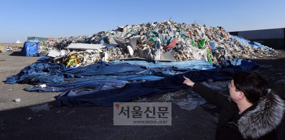 지난 16일 인천 연수구 송도에서 발견된 무허가 불법 폐기물 선적장. 전문가들은 재활용 선별센터에서 폐기물이 유출되는 경로를 확인하지 못하면 불법 폐기물 수출을 막을 수 없을 것이라고 지적했다.  박윤슬 기자 seul@seoul.co.kr