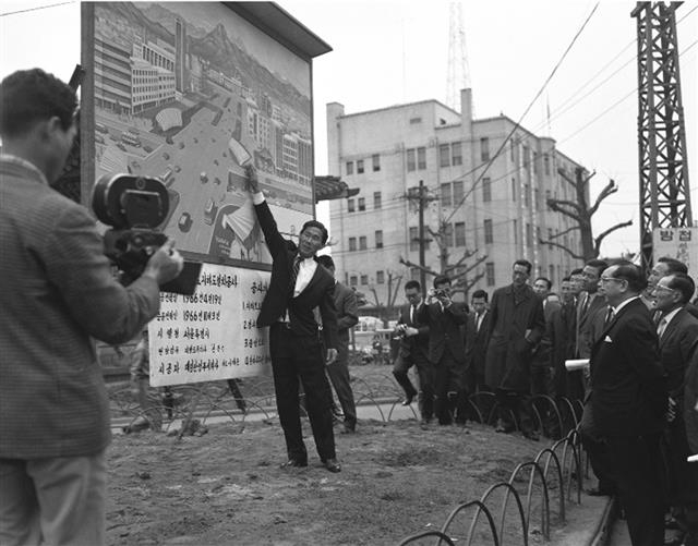 1966년 4월 ‘불도저 시장’으로 불린 김현옥 서울시장이 광화문 지하도 공사 과정을 설명하고 있다. 푸른역사 제공