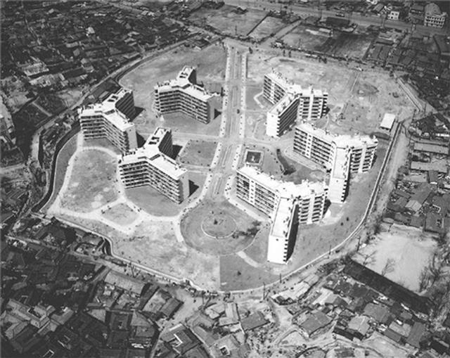 1962년 6개동, 1964년 4개동을 준공한 서울 마포아파트 전경. 한국 최초의 아파트 단지이자 최초의 재건축 아파트다.  푸른역사 제공