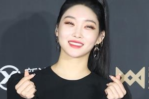 ‘2018 KPMA’ 청하, 팬심 사로잡는 눈웃음 ‘러블리 하트’