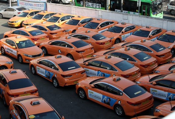 ‘카카오 카풀’에 반대하며 택시업계가 총파업을 벌인 20일 서울 은평구의 한 택시회사에 택시들이 잔뜩 주차돼 있다. 연합뉴스