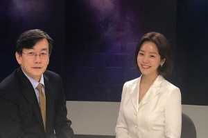 한지민, 손석희와 ‘뉴스룸’ 인증샷..여우주연상 5관왕의 ‘빛나는 미소’