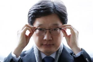 [포토] ‘안경 고쳐쓰고’ 김경수 경남지사, 속행공판 출석