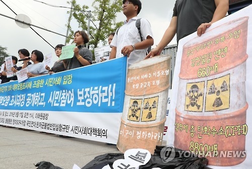 미군기지 인근 오염원 공개 요구는 17년째 이어지고 있다. 그러나 아직도 한국 측 조사관이 미군기지를 자유롭게 드나들 수 없는 상황이다. 사진은 지난 2016년 3차 조사에 시민 참여를 요구하는 시민단체의 모습.