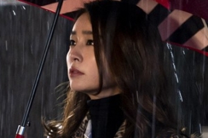 ‘운명과 분노’ 이민정, 빗속 배회하는 모습 포착 ‘달라진 스타일’