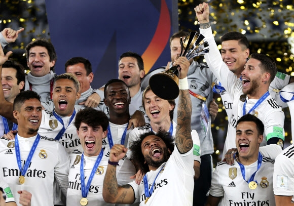 마르셀로(아랫줄 가운데)가 FIFA 클럽 월드컵 우승 트로피를 들어올리자 레알 마드리드 선수들이 환호하고 있다. 아부다비 AP 연합뉴스