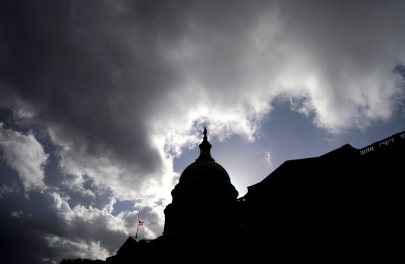 먹구름 몰려든 美 국회의사당