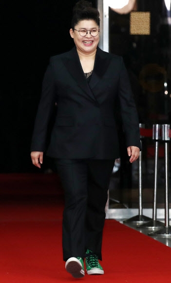 코미디언 이영자가 22일 오후 서울 영등포구 KBS에서 열린 ‘2018 KBS 연예대상’시상식에 앞서 레드카펫을 밟고 있다. 2018.12.23  연합뉴스