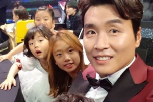2018 KBS 연예대상 이동국, 5남매와 인증샷 ‘옹기종기’