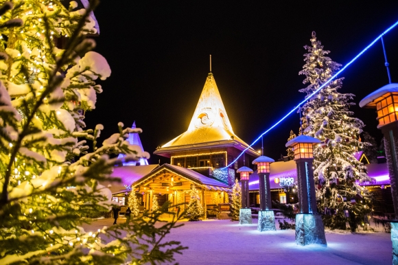 불 켜진 산타마을 핀란드 북부 라피주 로바니에미에 있는 산타클로스 마을의 야경. 2018.12.23  류재민 기자 phoem@seoul.co.kr