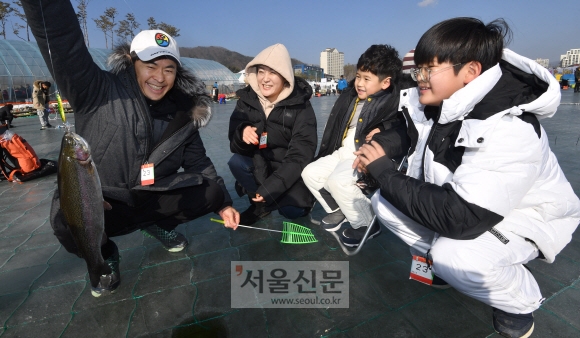 23일 강원도 평창군 진부면에서 열린 평창 송어 축제에서 시민들이 낚시를 하며 즐거운 시간을 보내고 있다. 2018.12.23  박지환 기자 popocar@seoul.co.kr