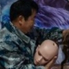 9개의 실리콘 인형과 함께 사는 중국 남성