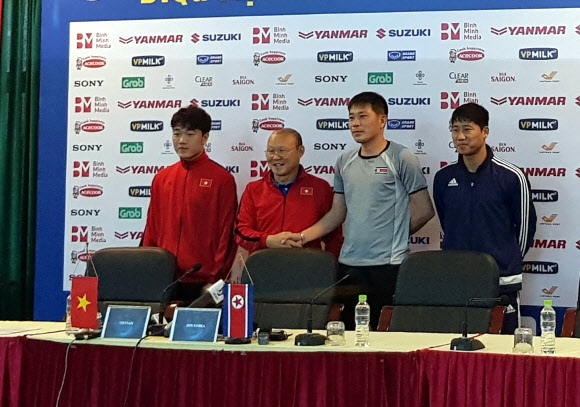 박항서(왼쪽 두 번째) 베트남 축구대표팀 감독이 24일 베트남축구연맹에서 김영준 북한 감독과 악수하고 있다. 두 나라 대표팀은 25일 베트남 하노이 미딘경기장에서 친선경기를 펼친다. 베트남 대표 선수는 K리그에서 낯익은 쯔엉, 북한은 정일관이다. 하노이 연합뉴스