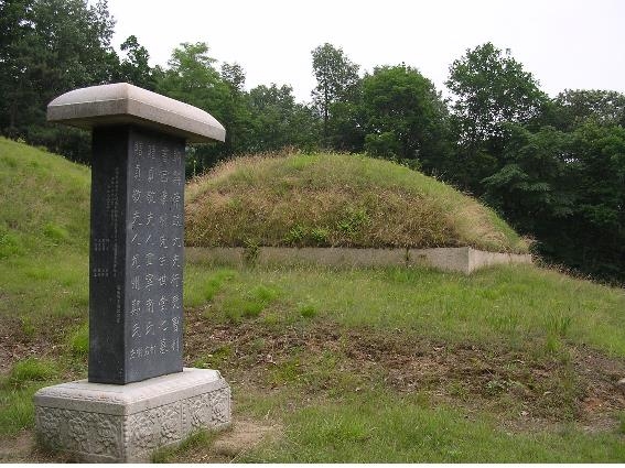 경기 의정부시 장암동 석천동 북쪽 언덕에 있는 박세당의 묘소와 묘표. 묘표는 최근에 조성됐다. 문화재청 제공