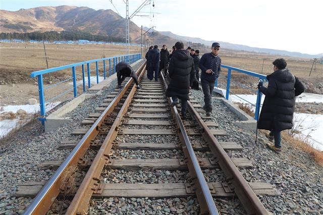 남북 철도조사단이 북한 나진 혼합궤(표준궤, 광궤) 구간을 조사하고 있다.