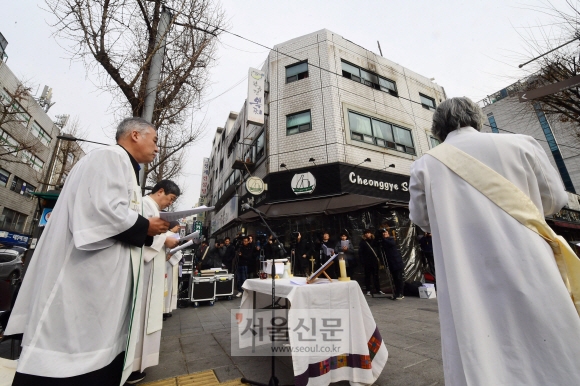 25일 화재사고가 난 서울 종로3가 국일고시원 앞에서 화재 피해자 추모 성탄 예배가 열리고 있다. 2018. 12. 25  정연호 기자 tpgod@seoul.co.kr