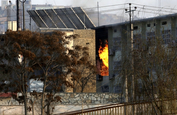 24일 테러범의 공격을 받은 아프가니스탄 카불의 정부청사에서 불길이 치솟고 있다. 2018.12.25. AP 연합뉴스
