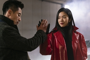 ‘나쁜형사’ 신하균X이설, 관계 변화? 수줍은 하이파이브 포착