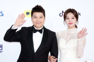 ‘SBS 가요대전’ 전현무 옆 조보아, 눈 떼기 힘든 ‘여신 미모’