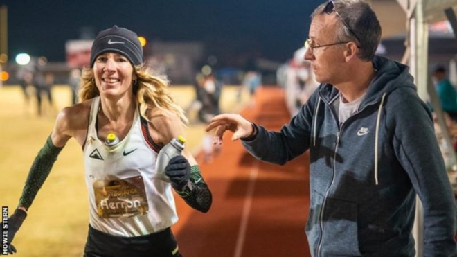 24사간 마라톤 여자 세계기록을 경신한 카밀레 헤론(왼쪽)이 남편 코너로부터 맥주가 담긴 통을 건네받으며 웃고 있다.