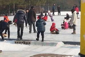 얼음위의 놀이터 이천 설봉공원 얼음썰매장 30일 개장